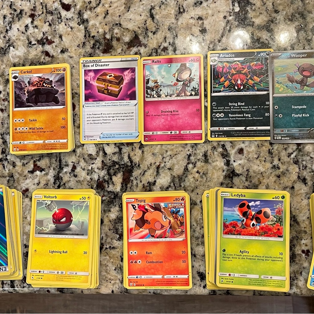 Lot of 277 pokemon cards, holographic cards mixed in